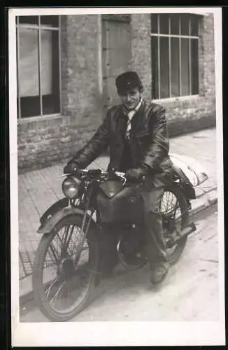 Fotografie Motorrad, Bursche mit Lederjacke auf Krad sitzend