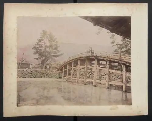 Fotografie unbekannter Fotograf, Ansicht Nagasaki, Front des Suwa-Schrein aus der Meiji-Zeit, Rückseite Miyajima Park