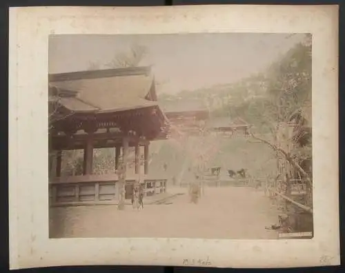 Fotografie unbekannter Fotograf, Ansicht Kioto, Rokkaku-do, Buddhistischer Tempel, Rückseite Kamakura Tempel