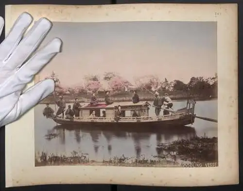 Fotografie unbekannter Fotograf und Ort, Vergnügunsboot m. Geishas (Foto-Montage), Rückseite Lotusblumen Feld, Koloriert