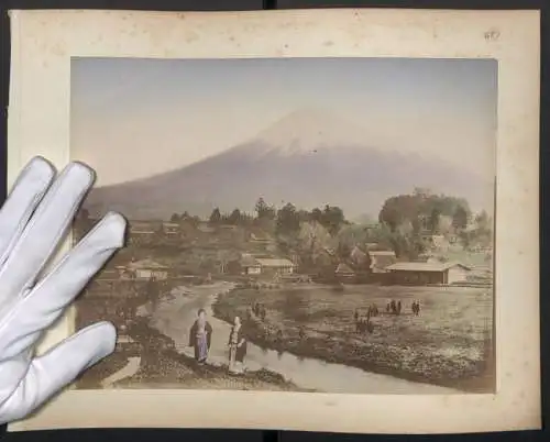 Fotografie unbekannter Fotograf, Ansicht Omiya, Blick zum Fuji, Rückseite zwei Geishas unter Kirschblutenbaum, Koloriert