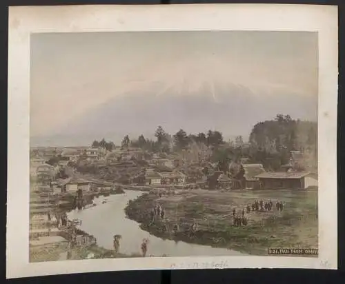 Fotografie unbekannter Fotograf, Ansicht Yokohama, Geishas in Rikscha auf dem Noge-Berg, Handkoloriert, Rückseite Omiya