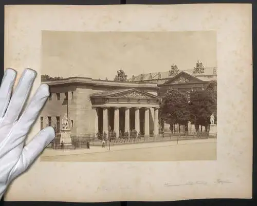 Fotografie Photographische Gesellschaft, Berlin, Ansicht Berlin, Soldaten an der Hauptwache neben dem Zeughaus