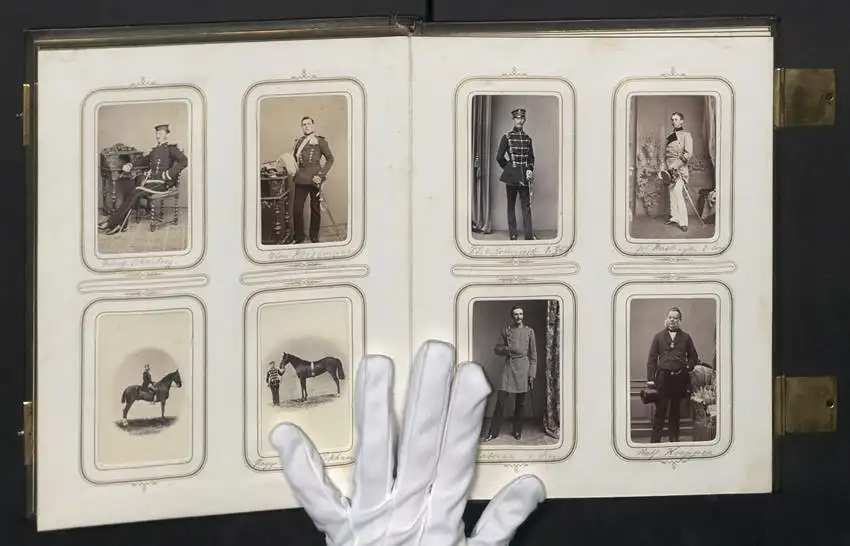 Fotoalbum mit 100 CDV-Fotografien Schwedt a. d. Oder, Militär-Reitschule 1863 /64, Offiziere, Kürassier, Kaserne, Uniform 0