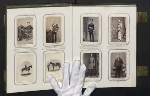 Fotoalbum mit 100 CDV-Fotografien Schwedt a. d. Oder, Militär-Reitschule 1863 /64, Offiziere, Kürassier, Kaserne, Uniform