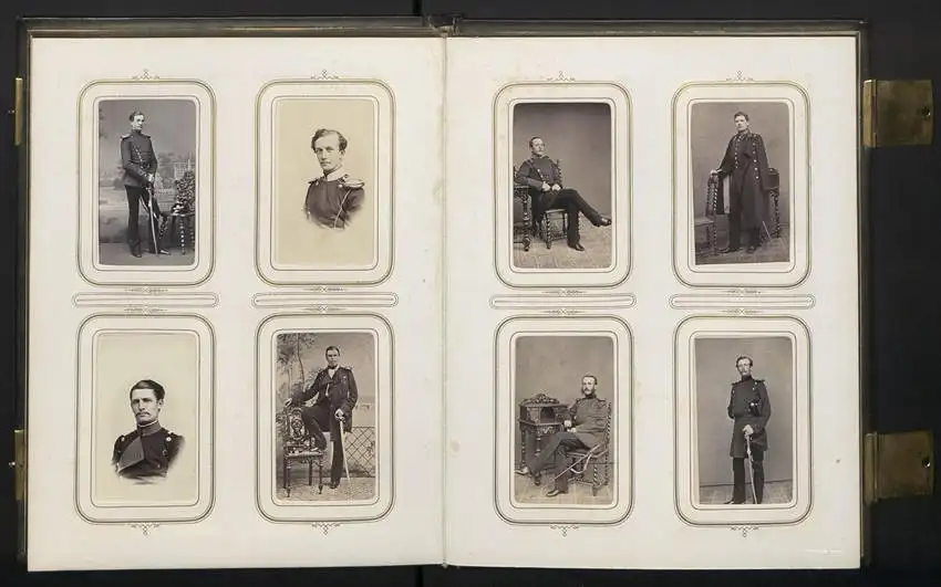 Fotoalbum mit 100 CDV-Fotografien Schwedt a. d. Oder, Militär-Reitschule 1863 /64, Offiziere, Kürassier, Kaserne, Uniform 10