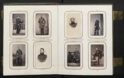 Fotoalbum mit 100 CDV-Fotografien Schwedt a. d. Oder, Militär-Reitschule 1863 /64, Offiziere, Kürassier, Kaserne, Uniform