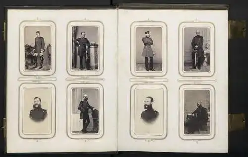 Fotoalbum mit 100 CDV-Fotografien Schwedt a. d. Oder, Militär-Reitschule 1863 /64, Offiziere, Kürassier, Kaserne, Uniform