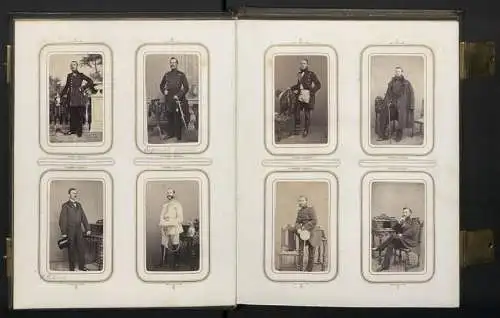 Fotoalbum mit 100 CDV-Fotografien Schwedt a. d. Oder, Militär-Reitschule 1863 /64, Offiziere, Kürassier, Kaserne, Uniform