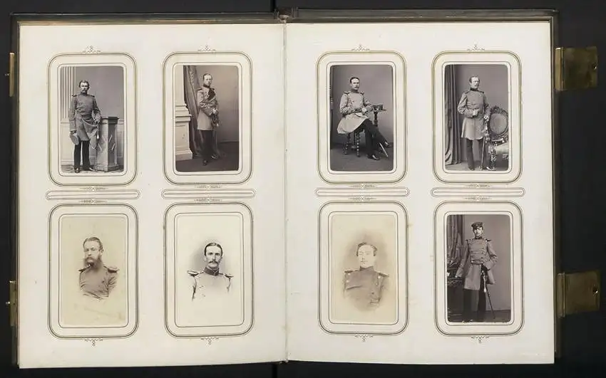 Fotoalbum mit 100 CDV-Fotografien Schwedt a. d. Oder, Militär-Reitschule 1863 /64, Offiziere, Kürassier, Kaserne, Uniform 6