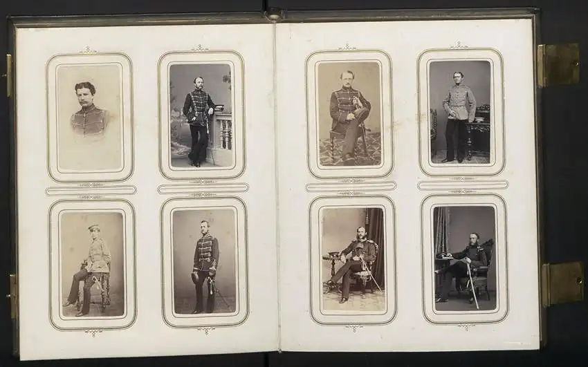 Fotoalbum mit 100 CDV-Fotografien Schwedt a. d. Oder, Militär-Reitschule 1863 /64, Offiziere, Kürassier, Kaserne, Uniform 8