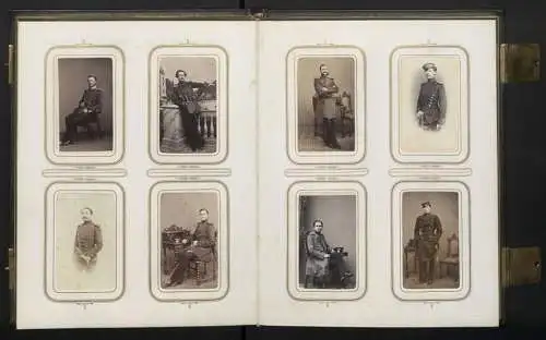 Fotoalbum mit 100 CDV-Fotografien Schwedt a. d. Oder, Militär-Reitschule 1863 /64, Offiziere, Kürassier, Kaserne, Uniform