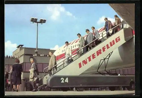 AK Berlin-Schönefeld, Flughafen-Reisende verlassen ein Flugzeug der Interflug
