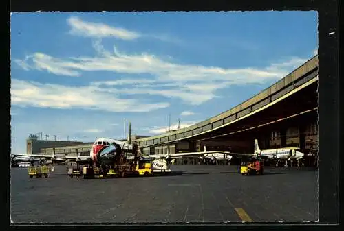AK Berlin, Zentralflughafen Tempelhof mit Flugzeugabfertigung