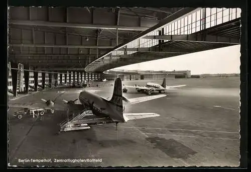 AK Berlin-Tempelhof, Zentralflughafen, Rollfeld mit Flugzeug