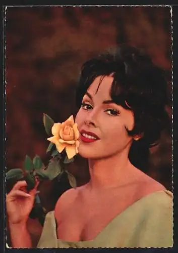 AK Schauspielerin Mara Lane mit gelber Rose