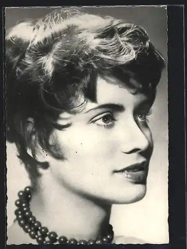 AK Musikerin Margot Eskens mit toller Frisur nachdenklich schauend