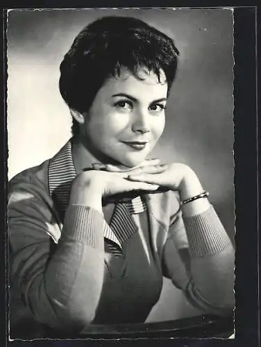 AK Schauspielerin Anita Gutwell lächelnd in Kamera blickend