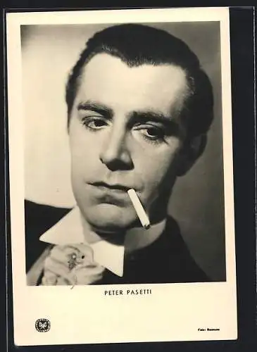 AK Schauspieler Peter Pasetti mit Zigarette
