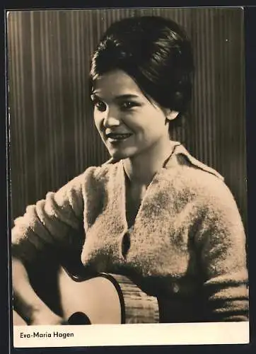 AK Schauspielerin Eva-Maria Hagen mit Gitarre