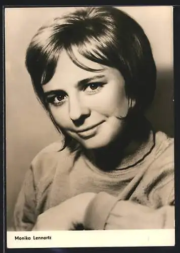 AK Schauspielerin Monika Lennartz mit bezauberndem Lächeln