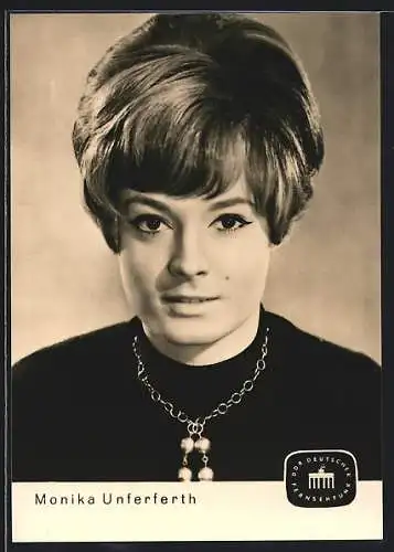 AK Schauspielerin Monika Unferferth mit silberner Halskette