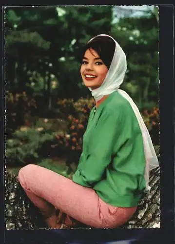 AK Schauspielerin Pascale Petit mit Kopftuch auf Baumstamm sitzend