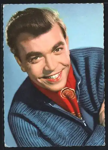 AK Schauspieler Claus Biederstaedt mit blauem Pullover und rotem Halstuch
