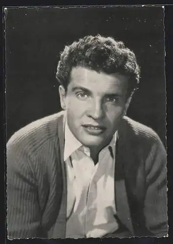 AK Schauspieler Helmut Schmid mit Hemd und Strickjacke