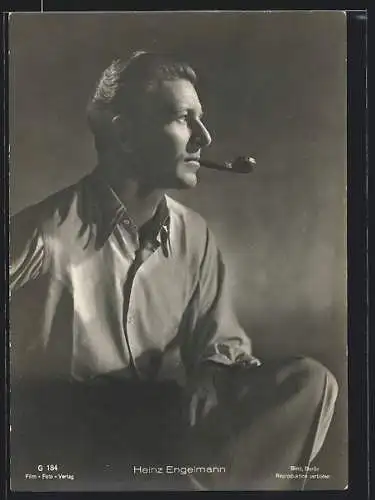 AK Schauspieler Heinz Engelmann im Seitenprofil Pfeife rauchend