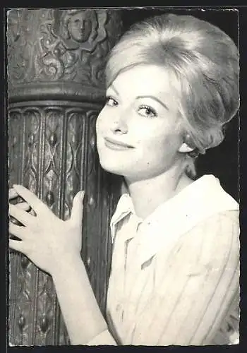 AK Schauspielerin Sabine Sesselmann an einer Säule