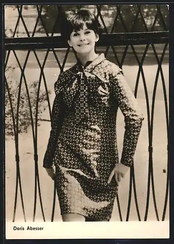 AK Schauspielerin Doris Abesser im Kleid mit grosser Schleife