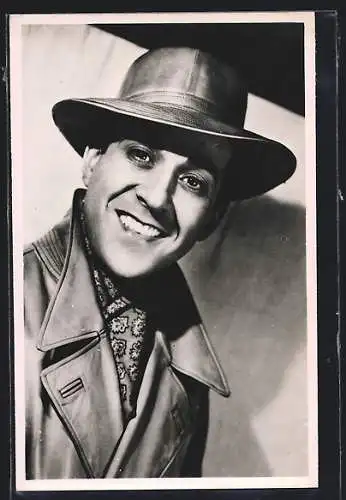 AK Schauspieler Luis Mariano im Trenchcoat und mit Hut