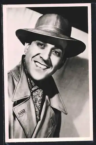AK Schauspieler Luis Mariano im Trenchcoat und mit Hut