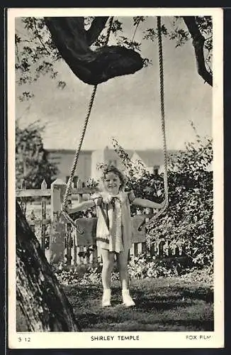 AK Schauspielerin Shirley Temple im Garten auf einer Schaukel