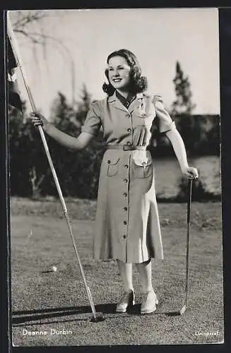 AK Schauspielerin Diana Durbin beim Golfspielen