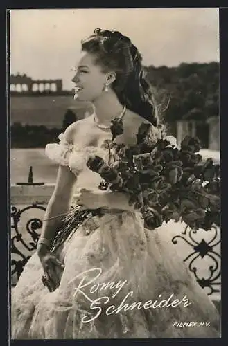 AK Schauspielerin Romy Schneider im Film Sissi, die Junge Kaiserin mit Rosenbouquet