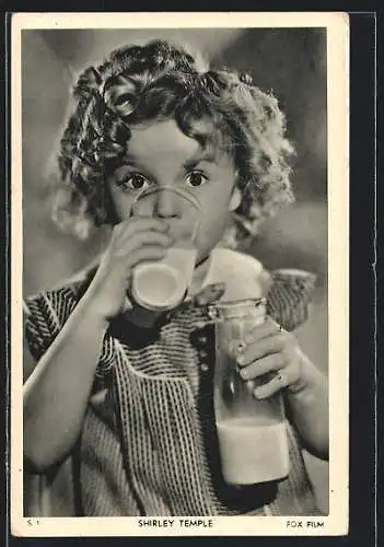 AK Schauspielerin Shirley Temple trinkt Milch
