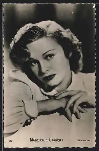 AK Schauspielerin Madeleine Carroll nachdenklich in die Kamera blickend