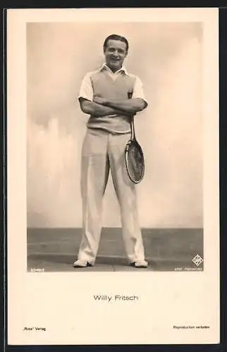 AK Schauspieler Willy Fritsch beim Tennisspiel mit Schläger in der Hand