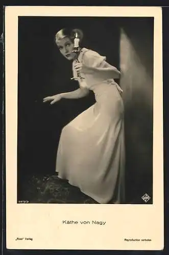 AK Schauspielerin Käthe von Nagy schleicht in weissem Gewand mit Kerze