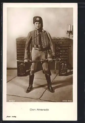 AK Schauspieler Don Alvarado in einer Filmrolle mit Uniform und Säbel