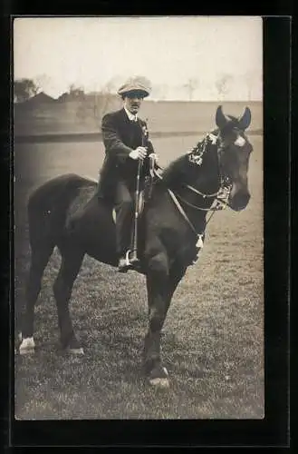 AK Reiter mit Gerte auf seinem Pferd