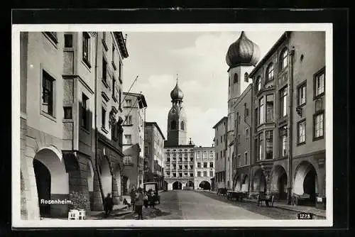 AK Rosenheim / Obb., Strassenpartie mit Blick zum Kirchturm