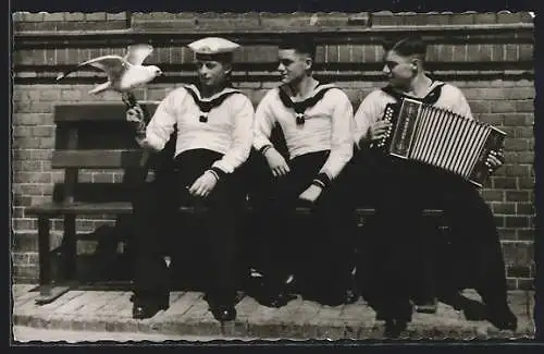 AK Matrosen der Bundesmarine mit Möwe und Schifferklavier