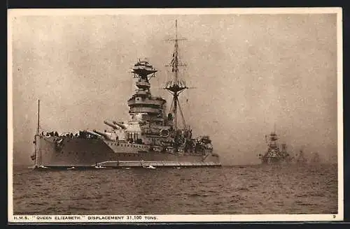 AK Kriegsschiff H.M.S. Queen Elizabeth in voller Fahrt