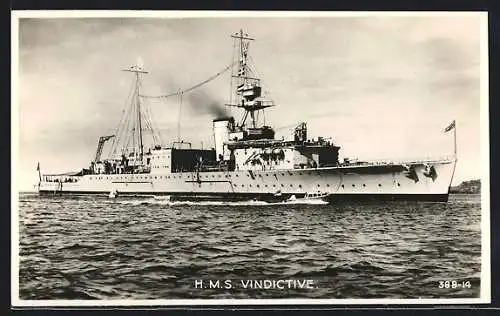 AK Kriegsschiff HMS Vindictive vor einer Küste