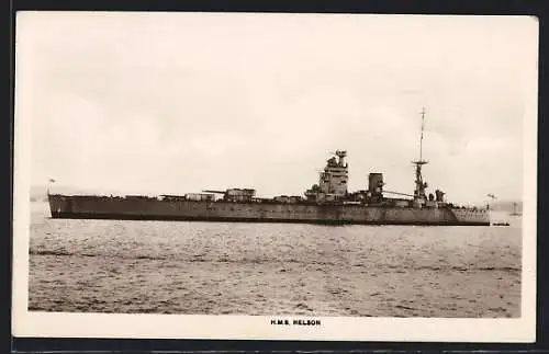 AK Kriegsschiff HMS Nelson vor einer Küste