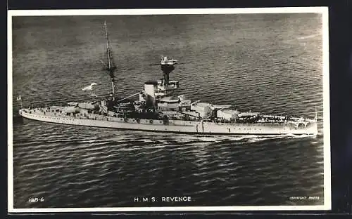 AK Kriegsschiff HMS Revenge bei voller Fahrt auf hoher See