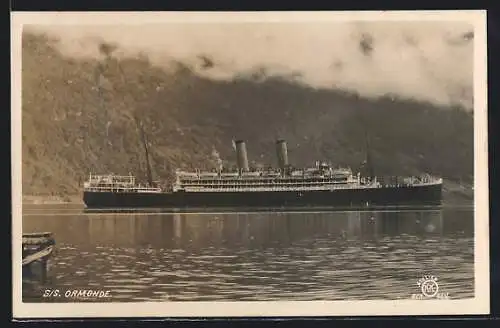 AK Passagierschiff SS Ormonde vor einer Küste